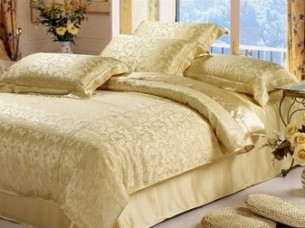 Simple and Sober Bed Quilt at Affordable Price..