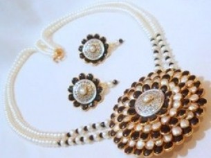 Ethnic Look Pacchi Pendant Jewelry Set..