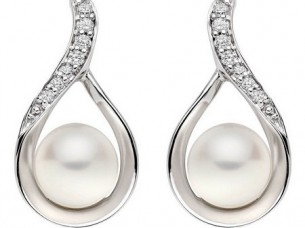 18k White Gold Pearl Diamond Earrings..