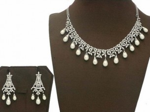 18K Gold Diamond & Pearl Necklace Set..